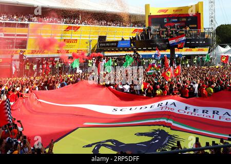 Monza, Italie. 03 septembre 2023. Ambiance du circuit - Grand drapeau Ferrari sur le podium. 03.09.2023. Formula 1 World Championship, Rd 15, Grand Prix d'Italie, Monza, Italie, jour de la course. Le crédit photo doit se lire : XPB/Press Association Images. Crédit : XPB Images Ltd/Alamy Live News Banque D'Images