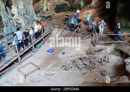 (181210) -- BANGKOK, 10 décembre 2018 -- des touristes visitent une œuvre d'art Giant Ruins à Krabi, Thaïlande, 5 décembre 2018. Thaïlande Biennale, Krabi 2018 a lieu dans la province de Krabi du 2 novembre 2018 au 28 février 2019. Il présente des œuvres créées par 57 artistes thaïlandais et étrangers de nouvelle génération. (Wyo) THAILAND-KRABI-ART-BIENNALE ZhangxKeren PUBLICATIONxNOTxINxCHN Banque D'Images