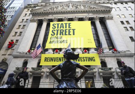 (181210) -- NEW YORK, 10 décembre 2018 -- Fearless Girl est vue dans la rue devant la Bourse de New York à New York, aux États-Unis, le 10 décembre 2018. Fearless Girl, une célèbre statue en bronze située dans le quartier financier de New York, a été dévoilée lundi matin dans sa nouvelle maison devant la Bourse de New York (NYSE). Fearless Girl a d'abord été installée face à face avec l'emblématique statue de Charging Bull au Bowling Green Park dans le Lower Manhattan, à quelques pâtés de maisons de son emplacement actuel, à la veille de la Journée internationale de la femme en mars 2017 comme un message temporaire Banque D'Images