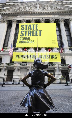 (181210) -- NEW YORK, 10 décembre 2018 -- Fearless Girl est vue dans la rue devant la Bourse de New York à New York, aux États-Unis, le 10 décembre 2018. Fearless Girl, une célèbre statue en bronze située dans le quartier financier de New York, a été dévoilée lundi matin dans sa nouvelle maison devant la Bourse de New York (NYSE). Fearless Girl a d'abord été installée face à face avec l'emblématique statue de Charging Bull au Bowling Green Park dans le Lower Manhattan, à quelques pâtés de maisons de son emplacement actuel, à la veille de la Journée internationale de la femme en mars 2017 comme un message temporaire Banque D'Images