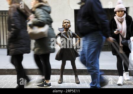 (181210) -- NEW YORK, 10 décembre 2018 -- Fearless Girl est vue dans la rue devant la Bourse de New York à New York, aux États-Unis, le 10 décembre 2018. Fearless Girl, une célèbre statue en bronze située dans le quartier financier de New York, a été dévoilée lundi matin dans sa nouvelle maison devant la Bourse de New York (NYSE). Fearless Girl a d'abord été installée face à face avec l'emblématique statue de Charging Bull au Bowling Green Park dans le Lower Manhattan, à quelques pâtés de maisons de son emplacement actuel, à la veille de la Journée internationale de la femme en mars 2017 comme un message temporaire Banque D'Images