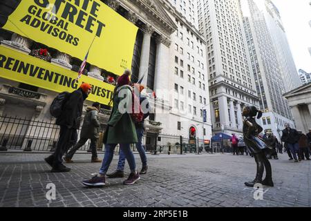 (181210) -- NEW YORK, 10 décembre 2018 -- Fearless Girl est vue dans la rue devant la Bourse de New York à New York, aux États-Unis, le 10 décembre 2018. Fearless Girl, une célèbre statue en bronze située dans le quartier financier de New York, a été dévoilée lundi matin dans sa nouvelle maison devant la Bourse de New York (NYSE). Fearless Girl a d'abord été installée face à face avec l'emblématique statue de Charging Bull au Bowling Green Park dans le Lower Manhattan, à quelques pâtés de maisons de son emplacement actuel, à la veille de la Journée internationale de la femme en mars 2017 comme un message temporaire Banque D'Images