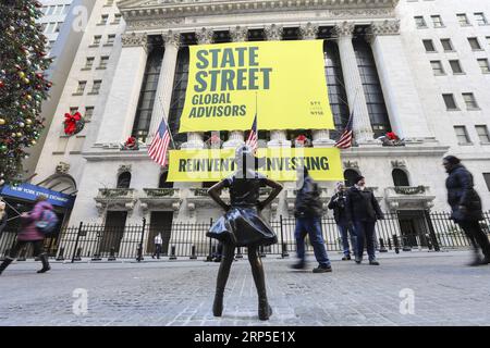 (181210) -- NEW YORK, 10 décembre 2018 -- Fearless Girl est vue dans la rue devant la Bourse de New York à New York, aux États-Unis, le 10 décembre 2018. Fearless Girl, une célèbre statue en bronze située dans le quartier financier de New York, a été dévoilée lundi matin dans sa nouvelle maison devant la Bourse de New York (NYSE). Fearless Girl a d'abord été installée face à face avec l'emblématique statue de Charging Bull au Bowling Green Park dans le Lower Manhattan, à quelques pâtés de maisons de son emplacement actuel, à la veille de la Journée internationale de la femme en mars 2017 comme un message temporaire Banque D'Images