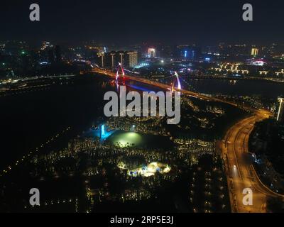 (181211) -- NANNING, 11 décembre 2018 -- une photo aérienne prise le 29 novembre 2018 montre la vue nocturne du pont Wuxiang et de ses bâtiments environnants à Nanning, dans la région autonome du Guangxi Zhuang du sud de la Chine. (Yxb) CHINA-GUANGXI-NANNING-NIGHT SCENERY (CN) ZhouxHua PUBLICATIONxNOTxINxCHN Banque D'Images