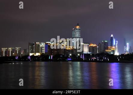 (181211) -- NANNING, 11 décembre 2018 -- la photo prise le 10 décembre 2018 montre la vue nocturne des bâtiments entourant le lac Nanhu à Nanning, dans la région autonome de Guangxi Zhuang du sud de la Chine. (Yxb) CHINA-GUANGXI-NANNING-NIGHT SCENERY (CN) LuxBo an PUBLICATIONxNOTxINxCHN Banque D'Images