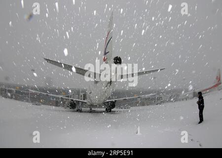 (181211) -- YANTAI, 11 décembre 2018 -- un employé vérifie un avion dans la neige à l'aéroport international de Yantai Penglai dans la ville de Yantai, province du Shandong dans l'est de la Chine, 11 décembre 2018. Certaines parties de la province du Shandong ont rencontré de la neige mardi. )(Ly) CHINA-SHANDONG-SNOW (CN) TangxKe PUBLICATIONxNOTxINxCHN Banque D'Images