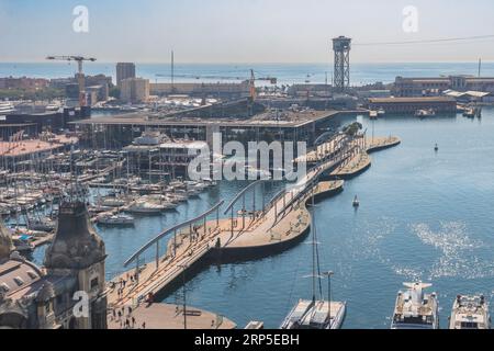Barcelone, Espagne - 08.23.2023 : vue de dessus du port de croisière de Barceloneta et de la promenade publique appelée la Rambla del Mar Banque D'Images