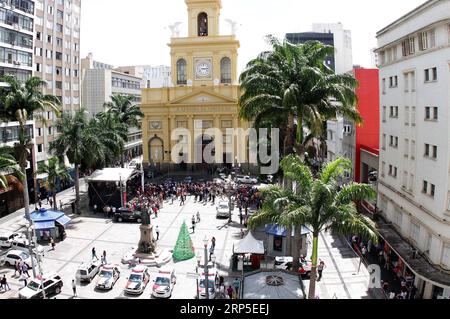 (181211) -- SAO PAULO, 11 décembre 2018 -- des gens se rassemblent devant la cathédrale de Campinas après une fusillade dans l'État de Sao Paulo, Brésil, le 11 décembre 2018. Un tireur a tué par balle quatre personnes dans une église au Brésil mardi avant de retourner le pistolet sur lui-même, selon les médias locaux. AGENCIA ESTADO/CODIGO19/) ***BRAZIL OUT*** BRAZIL-SAO PAULO-SHOOTING DENNYXCESARE PUBLICATIONXNOTXINXCHN Banque D'Images