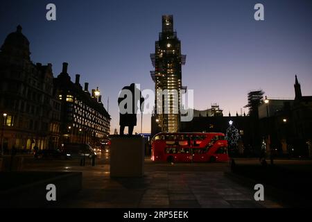 (181211) -- LONDRES, 11 décembre 2018 -- le soleil se lève derrière la statue de l'ancien Premier ministre britannique Winston Churchill et les chambres du Parlement à Londres, en Grande-Bretagne, le 11 décembre 2018. La première ministre britannique Theresa May a lancé mardi sa mission pour tenter de sauver son accord sur le Brexit avec une série de réunions avec les dirigeants membres de l’Union européenne (UE). ROYAUME-UNI-LONDRES-BREXIT TimxIreland PUBLICATIONxNOTxINxCHN Banque D'Images