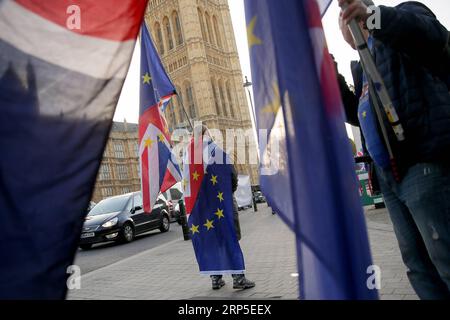 (181211) -- LONDRES, 11 décembre 2018 -- des manifestants se tiennent devant les chambres du Parlement à Londres, en Grande-Bretagne, le 11 décembre 2018. La première ministre britannique Theresa May a lancé mardi sa mission pour tenter de sauver son accord sur le Brexit avec une série de réunions avec les dirigeants membres de l’Union européenne (UE). ROYAUME-UNI-LONDRES-BREXIT TimxIreland PUBLICATIONxNOTxINxCHN Banque D'Images