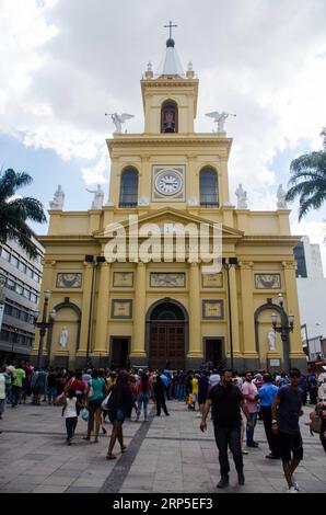 (181211) -- SAO PAULO, 11 décembre 2018 -- des gens se rassemblent devant la cathédrale de Campinas après une fusillade dans l'État de Sao Paulo, Brésil, le 11 décembre 2018. Un tireur a tué par balle quatre personnes dans une église au Brésil mardi avant de retourner le pistolet sur lui-même, selon les médias locaux. AGENCIA ESTADO/Fotoarena/) ***BRAZIL-SAO PAULO-SHOOTING MayconxSoldan PUBLICATIONxNOTxINxCHN Banque D'Images