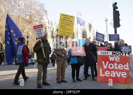 (181211) -- LONDRES, 11 décembre 2018 -- des manifestants se tiennent devant les chambres du Parlement à Londres, en Grande-Bretagne, le 11 décembre 2018. La première ministre britannique Theresa May a lancé mardi sa mission pour tenter de sauver son accord sur le Brexit avec une série de réunions avec les dirigeants membres de l’Union européenne (UE). ROYAUME-UNI-LONDRES-BREXIT TimxIreland PUBLICATIONxNOTxINxCHN Banque D'Images