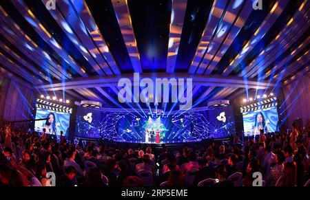 (181212) -- SANYA, 12 décembre 2018 -- photo prise le 11 décembre 2018 montrant la scène de la cérémonie d'ouverture du 1e Festival international du film de l'île de Hainan à Sanya, Chine méridionale province de Hainan. le premier Festival International du film de Hainan a officiellement ouvert mardi soir dans la ville côtière tropicale de Sanya, dans la province insulaire la plus au sud du pays, Hainan. Le festival du film est l'une des premières séries de projets de Hainan visant à se construire en une zone de libre-échange pilote et un port de libre-échange. Le festival se déroule du 9 au 16 décembre malgré une cérémonie d'ouverture tardive mardi soir.) (Yxb) CHI Banque D'Images