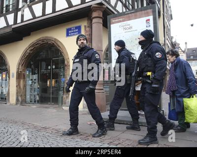 (181212) -- STRASBOURG, 12 décembre 2018 -- des policiers patrouillent dans le centre de Strasbourg, France, le 12 décembre 2018. La police française est à la recherche d'un tireur après avoir tué au moins quatre personnes et blessé 13 autres mardi soir près d'un marché de Noël à Strasbourg à la frontière allemande. (Wyo) FRANCE-STRASBOURG-SÉCURITÉ DE TIR YexPingfan PUBLICATIONxNOTxINxCHN Banque D'Images