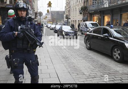 (181212) -- STRASBOURG, 12 décembre 2018 -- Un policier patrouille dans le centre de Strasbourg, France, le 12 décembre 2018. La police française est à la recherche d'un tireur après avoir tué au moins quatre personnes et blessé 13 autres mardi soir près d'un marché de Noël à Strasbourg à la frontière allemande. (Wyo) FRANCE-STRASBOURG-SÉCURITÉ DE TIR YexPingfan PUBLICATIONxNOTxINxCHN Banque D'Images