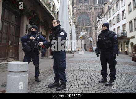 (181212) -- STRASBOURG, 12 décembre 2018 -- des policiers patrouillent dans le centre de Strasbourg, France, le 12 décembre 2018. La police française est à la recherche d'un tireur après avoir tué au moins quatre personnes et blessé 13 autres mardi soir près d'un marché de Noël à Strasbourg à la frontière allemande. (Wyo) FRANCE-STRASBOURG-SÉCURITÉ DE TIR YexPingfan PUBLICATIONxNOTxINxCHN Banque D'Images