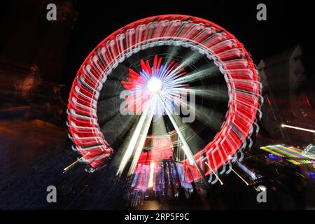 (181212) -- BRUXELLES, le 12 décembre 2018 -- Une grande roue est vue sur un marché de Noël dans le centre de Bruxelles, Belgique, le 12 décembre 2018. Plus de 200 chalets et attractions de foire au marché de Noël attirent les visiteurs ici pendant la saison des fêtes.) BELGIQUE-BRUXELLES-MARCHÉ DE NOËL ZhengxHuansong PUBLICATIONxNOTxINxCHN Banque D'Images