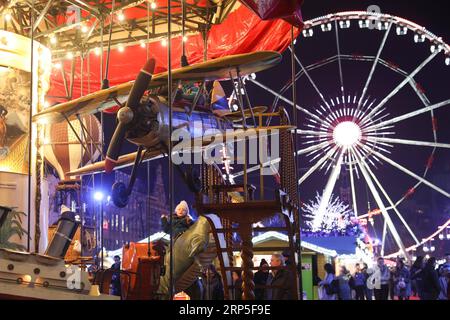 (181212) -- BRUXELLES, le 12 décembre 2018 -- des enfants font le tour d'un marché de Noël dans le centre de Bruxelles, Belgique, le 12 décembre 2018. Plus de 200 chalets et attractions de foire au marché de Noël attirent les visiteurs ici pendant la saison des fêtes.) BELGIQUE-BRUXELLES-MARCHÉ DE NOËL ZhengxHuansong PUBLICATIONxNOTxINxCHN Banque D'Images