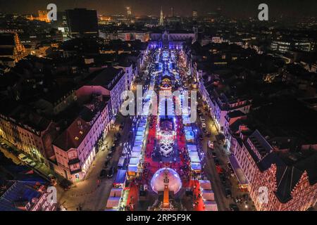 (181212) -- BRUXELLES, le 12 décembre 2018 -- Un marché de Noël a lieu dans le centre de Bruxelles, en Belgique, le 12 décembre 2018. Plus de 200 chalets et attractions de foire au marché de Noël attirent les visiteurs ici pendant la saison des fêtes.) BELGIQUE-BRUXELLES-MARCHÉ DE NOËL ZhengxHuansong PUBLICATIONxNOTxINxCHN Banque D'Images