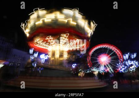 (181212) -- BRUXELLES, le 12 décembre 2018 -- les manèges et la grande roue sont vus à un marché de Noël dans le centre de Bruxelles, Belgique, le 12 décembre 2018. Plus de 200 chalets et attractions de foire au marché de Noël attirent les visiteurs ici pendant la saison des fêtes.) BELGIQUE-BRUXELLES-MARCHÉ DE NOËL ZhengxHuansong PUBLICATIONxNOTxINxCHN Banque D'Images