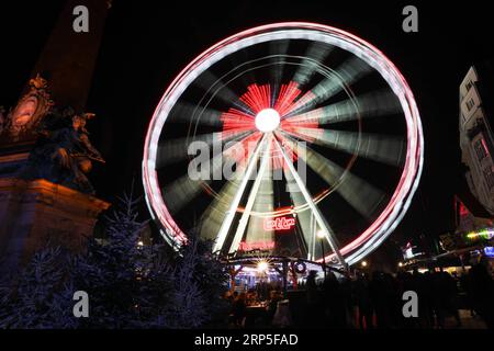 (181212) -- BRUXELLES, le 12 décembre 2018 -- Une grande roue est vue sur un marché de Noël dans le centre de Bruxelles, Belgique, le 12 décembre 2018. Plus de 200 chalets et attractions de foire au marché de Noël attirent les visiteurs ici pendant la saison des fêtes.) BELGIQUE-BRUXELLES-MARCHÉ DE NOËL ZhengxHuansong PUBLICATIONxNOTxINxCHN Banque D'Images