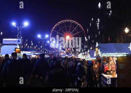 (181212) -- BRUXELLES, le 12 décembre 2018 -- des gens visitent un marché de Noël dans le centre de Bruxelles, Belgique, le 12 décembre 2018. Plus de 200 chalets et attractions de foire au marché de Noël attirent les visiteurs ici pendant la saison des fêtes.) BELGIQUE-BRUXELLES-MARCHÉ DE NOËL ZhengxHuansong PUBLICATIONxNOTxINxCHN Banque D'Images