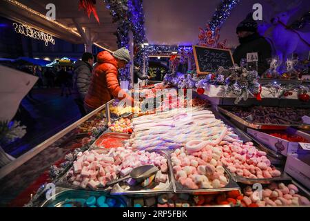 (181212) -- BRUXELLES, le 12 décembre 2018 -- les clients choisissent des bonbons à un marché de Noël dans le centre de Bruxelles, Belgique, le 12 décembre 2018. Plus de 200 chalets et attractions de foire au marché de Noël attirent les visiteurs ici pendant la saison des fêtes.) BELGIQUE-BRUXELLES-MARCHÉ DE NOËL ZhengxHuansong PUBLICATIONxNOTxINxCHN Banque D'Images