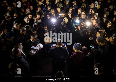 (181213) -- JÉRUSALEM, 13 décembre 2018 -- des photographes prennent des photos alors qu'un homme tient le corps d'un bébé accouché prématurément après que sa mère ait été blessée lors d'une récente attaque palestinienne en voiture sur ses funérailles au cimetière du Mont des oliviers à Jérusalem le 12 décembre 2018. La mère, Shira Ish-ran, en était au septième mois de grossesse lors de l’attaque contre un arrêt de bus à l’extérieur de la colonie d’Ofra, en Cisjordanie occupée par Israël, dimanche. Les médecins du centre médical Shaarei Tzedek ont accouché de son fils par césarienne d'urgence, mais le bébé est mort à l'hôpital mercredi, accordi Banque D'Images