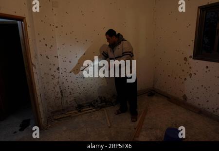 (181213) -- NAPLOUSE, 13 décembre 2018 -- Un palestinien inspecte la maison où un jeune palestinien a été abattu par les forces israéliennes au camp de réfugiés d'Askar près de la ville de Naplouse, en Cisjordanie, le 13 décembre 2018. Des sources palestiniennes ont déclaré que trois jeunes hommes avaient été tués par les forces israéliennes à Ramallah et Naplouse en Cisjordanie mercredi soir et à Jérusalem-est jeudi matin.) (Wyo) MIDEAST-NAPLOUSE-SHOOTING NidalxEshtayeh PUBLICATIONxNOTxINxCHN Banque D'Images