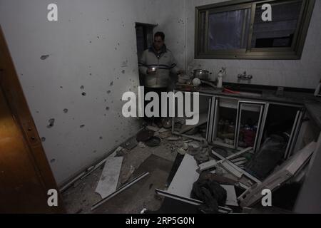 (181213) -- NAPLOUSE, 13 décembre 2018 -- Un palestinien inspecte la maison où un jeune palestinien a été abattu par les forces israéliennes au camp de réfugiés d'Askar près de la ville de Naplouse, en Cisjordanie, le 13 décembre 2018. Des sources palestiniennes ont déclaré que trois jeunes hommes avaient été tués par les forces israéliennes à Ramallah et Naplouse en Cisjordanie mercredi soir et à Jérusalem-est jeudi matin.) (Wyo) MIDEAST-NAPLOUSE-SHOOTING NidalxEshtayeh PUBLICATIONxNOTxINxCHN Banque D'Images