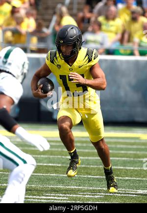 Autzen Stadium, Eugene, OREGON, États-Unis. 2 septembre 2023. Le quarterback des Oregon Ducks Ty Thompson (13) court le ballon sur un gardien de quarterback pendant le match de football de la NCAA entre les Vikings de Portland State et les Ducks de l'Université d'Oregon au stade Autzen, Eugene, OREGON. Larry C. Lawson/CSM/Alamy Live News Banque D'Images