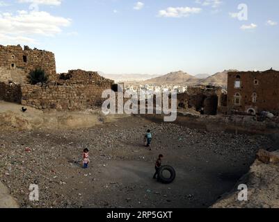 (181214) -- SANAA, 14 décembre 2018 -- des chidren jouent près d'une maison à Sanaa, Yémen, le 13 décembre 2018. Les consultations de paix au Yémen se sont terminées jeudi en Suède avec des accords incertains sur Hodeidah et l'échange de prisonniers ainsi que des accords sur Taiz. YÉMEN-SANAA-VIE QUOTIDIENNE MohammedxMohammed PUBLICATIONxNOTxINxCHN Banque D'Images