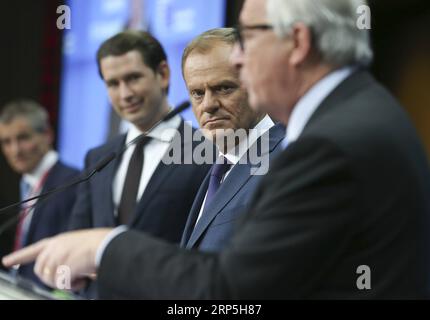 (181214) -- BRUXELLES, le 14 décembre 2018 -- le chancelier autrichien Sebastian Kurz (3e R), le président du Conseil européen Donald Tusk (2e R) et le président de la Commission européenne Jean-Claude Juncker (1e R) assistent à une conférence de presse à la fin d'un sommet de l'UE à Bruxelles, Belgique, le 14 décembre 2018. BELGIQUE-BRUXELLES-UE-SOMMET YexPingfan PUBLICATIONxNOTxINxCHN Banque D'Images