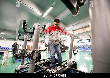 (181215) -- HARBIN, 15 décembre 2018 -- Fu Qiang examine des pièces de cockpit de simulateur de vol chez Wright Brothers Science and Technology Development Co., Ltd. À Harbin, dans la province du Heilongjiang du nord-est de la Chine, 14 décembre 2018. Sans un engouement commun pour la simulation de vol, il y a de fortes chances que Liu Zhongliang, Fu Qiang et Zhou Zhiyuan, qui avaient autrefois mené trois carrières entièrement distinctes, ne se croisent jamais, et encore moins s'associent pour aborder un rêve aéronautique. Le trio passionné d'aviation a lancé son équipe de développement de matériel en 2009. Du tout premier circuit électronique, à t Banque D'Images