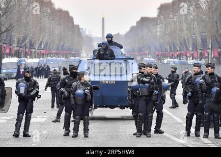 (181215) -- PARIS, 15 décembre 2018 -- des gendarmes français gardent avec un véhicule armé sur l'avenue des champs-Elysées à Paris, France, le 15 décembre 2018. Le gouvernement français a prévu des mesures de sécurité sévères en mobilisant des milliers d'officiers et en utilisant des véhicules blindés pour faire face à davantage de menaces de violence alors que les gilets jaunes sont sur le point d'organiser une nouvelle série de manifestations nationales samedi, malgré les mesures du président Emmanuel Macron visant à apaiser la colère du public face à la faiblesse des revenus et à la flambée du coût de la vie. FRANCE-PARIS- GILETS JAUNES -PROTEST ChenxYichen PUBLICATIONxNOTxINxCHN Banque D'Images