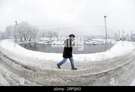 (181216) -- BELGRADE, 16 décembre 2018 -- Un homme marche sur une route enneigée à Belgrade, Serbie, le 16 décembre 2018.) SERBIE-BELGRADE-MÉTÉO-NEIGE PredragxMilosavljevic PUBLICATIONxNOTxINxCHN Banque D'Images