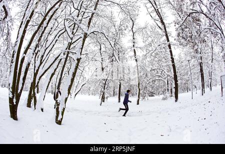 (181216) -- BELGRADE, 16 décembre 2018 -- Un garçon court dans un parc enneigé à Belgrade, Serbie, le 16 décembre 2018.) SERBIE-BELGRADE-MÉTÉO-NEIGE PredragxMilosavljevic PUBLICATIONxNOTxINxCHN Banque D'Images