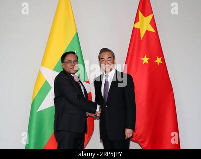 (181216) -- LUANG PRABANG, 16 décembre 2018 -- le conseiller d'État chinois et ministre des Affaires étrangères Wang Yi (à droite) rencontre le ministre de l'Union pour la coopération internationale du Myanmar U Kyaw Tin à Luang Prabang, Laos, le 16 décembre 2018. Wang et U Kyaw Tin sont ici pour assister à la quatrième réunion des ministres des Affaires étrangères de la coopération Lancang-Mekong (LMC) qui se tiendra lundi. LAOS-CHINE-WANG YI-MYANMAR-U KYAW TIN-MEETING LIXGANG PUBLICATIONXNOTXINXCHN Banque D'Images