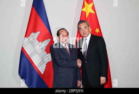 (181216) -- LUANG PRABANG, 16 décembre 2018 -- le conseiller d'État chinois et ministre des Affaires étrangères Wang Yi (à droite) rencontre le vice-premier ministre cambodgien Hor Namhong à Luang Prabang, Laos, le 16 décembre 2018. Namhong est ici pour assister à la quatrième réunion des ministres des Affaires étrangères de la coopération Lancang-Mekong (LMC), prévue lundi. LAOS-CHINE-WANG YI-CAMBODGE-ADJOINT PM-REUNION LIXGANG PUBLICATIONXNOTXINXCHN Banque D'Images