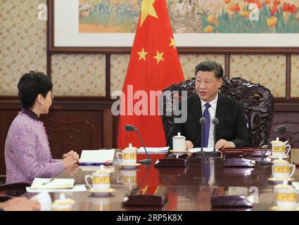 (181217) -- BEIJING, le 17 décembre 2018 -- le président chinois Xi Jinping (R) rencontre Carrie Lam, directrice générale de la région administrative spéciale de Hong Kong (RAS de Hong Kong), en visite de service, à Beijing, capitale de la Chine, le 17 décembre 2018.) CHINA-BEIJING-XI JINPING-HKSAR CHEF EXÉCUTIF-RÉUNION (CN) XIEXHUANCHI PUBLICATIONXNOTXINXCHN Banque D'Images