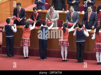 (181218) -- BEIJING, 18 décembre 2018 -- les membres du personnel récompensés pour leur contribution exceptionnelle à la réforme et à l ouverture acceptent des bouquets présentés par de jeunes pionniers lors d un grand rassemblement pour célébrer le 40e anniversaire de la réforme et de l ouverture de la Chine au Grand Hall du peuple à Beijing, capitale de la Chine, le 18 décembre 2018.) CHINE-BEIJING-40E ANNIVERSAIRE DE LA RÉFORME ET DE L'OUVERTURE-CÉLÉBRATION (CN) WANGXYE PUBLICATIONXNOTXINXCHN Banque D'Images