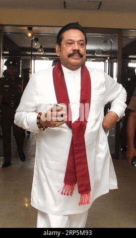 (181218) -- COLOMBO, le 18 décembre 2018 -- l'ancien président sri-lankais Mahinda Rajapaksa assiste à une session parlementaire à Colombo, au Sri Lanka, le 18 décembre 2018. L'ancien président sri-lankais Mahinda Rajapaksa, qui a démissionné de son poste de Premier ministre samedi dernier, a été nommé chef de l'opposition au Parlement par le président Karu Jayasuriya mardi, malgré les objections du parti au pouvoir. Le Parlement s’est réuni mardi pour la première fois depuis la réintégration du Premier ministre Ranil Wickremesinghe, qui a mis fin à une impasse politique qui a éclaté depuis son licenciement soudain Banque D'Images