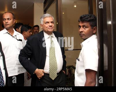 (181218) -- COLOMBO, le 18 décembre 2018 -- le Premier ministre sri-lankais Ranil Wickremesinghe assiste à une session parlementaire à Colombo, au Sri Lanka, le 18 décembre 2018. L'ancien président sri-lankais Mahinda Rajapaksa, qui a démissionné de son poste de Premier ministre samedi dernier, a été nommé chef de l'opposition au Parlement par le président Karu Jayasuriya mardi, malgré les objections du parti au pouvoir. Le Parlement s’est réuni mardi pour la première fois depuis la réintégration du Premier ministre Ranil Wickremesinghe, qui a mis fin à une impasse politique qui a éclaté depuis son licenciement brutal Banque D'Images