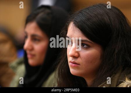 (181219) -- ATHÈNES, le 19 décembre 2018 -- des étudiants migrants assistent à la conférence de presse du ministre grec de la politique migratoire, Dimitrios Vitsas, à l'occasion de la Journée internationale des migrants à Athènes, en Grèce, le 18 décembre 2018. La société grecque a envoyé un message clair de solidarité aux personnes qui cherchent une vie meilleure loin de leur patrie, ont déclaré les responsables grecs lors de la conférence de presse mardi à l’occasion de la Journée internationale des migrants, observée le 18 décembre chaque année depuis 2000. Au cours des huit années de crise de la dette, la Grèce a systématiquement œuvré à une intégration harmonieuse Banque D'Images