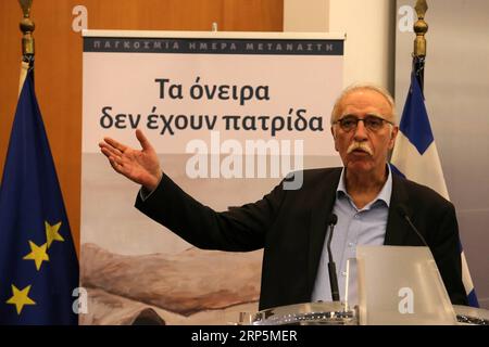 (181219) -- ATHÈNES, le 19 décembre 2018 -- le ministre grec des politiques migratoires, Dimitrios Vitsas, prend la parole lors d'une conférence de presse à l'occasion de la Journée internationale des migrants à Athènes, en Grèce, le 18 décembre 2018. La société grecque a envoyé un message clair de solidarité aux personnes qui cherchent une vie meilleure loin de leur patrie, ont déclaré les responsables grecs lors de la conférence de presse mardi à l’occasion de la Journée internationale des migrants, observée le 18 décembre chaque année depuis 2000. Au cours des huit années de crise de la dette, la Grèce a travaillé systématiquement à l’intégration harmonieuse des migrants dans les ci difficiles Banque D'Images