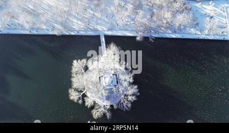 (181219) -- LHASSA, 19 déc. 2018 (Xinhua) -- une photo aérienne montre la vue d'un parc enneigé à Lhassa, capitale de la région autonome du Tibet du sud-ouest de la Chine, 19 déc. 2018. Lhassa a été témoin de la première neige cet hiver mardi. (Xinhua/Purbu Zhaxi) CHINA-TIBET-LHASSA-SNOW (CN) PUBLICATIONxNOTxINxCHN Banque D'Images