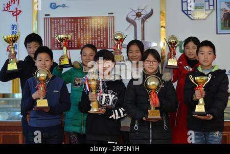 (181219) -- XIANGYANG, 19 déc. 2018 (Xinhua) -- des étudiants exposent les trophées de l'équipe de football à l'école centrale de Xiema Town, dans le canton de Xiema, dans le comté de Baokang, dans la province du Hubei, au centre de la Chine, le 18 décembre 2018. Xiema Town Central School, un internat rural situé dans une région montagneuse reculée de la province du Hubei, est la première école pilote de football à Baokang. L'école a construit un terrain de football en 2015, et a ajouté le football à son programme, offrant aux étudiants un accès à plus de chances de jouer au football, ainsi qu'aider les jeunes footballeurs à poursuivre leurs rêves. (Xinhua/Yang Tao) CHINA-HUB Banque D'Images