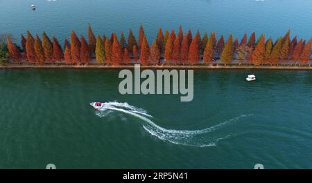 (181219) -- PÉKIN, 19 décembre 2018 (Xinhua) -- une photo aérienne prise le 25 novembre 2018 montre une vue du lac Nianjia dans le parc des Martyrs à Changsha, capitale de la province du Hunan en Chine centrale. Les couleurs rendent notre monde lumineux et beau. En 2018, les photographes Xinhua de toute la Chine ont exploré les vues du ciel avec des drones. Voici ces photos de drone aux couleurs étonnantes. (Xinhua/Li GA) CHINA-COLOR-DRONE PHOTOS DE L'ANNÉE (CN) PUBLICATIONxNOTxINxCHN Banque D'Images