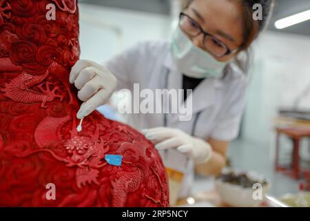 (181219) -- BEIJING , 19 décembre 2018 -- un employé essuie une collection de musée dans un hôpital pour la conservation au Musée du Palais à Beijing, capitale de la Chine, le 9 juin 2018.) (InPalaceMuseum)CHINE-BEIJING-PALAIS MUSÉE-HÔPITAL POUR LA CONSERVATION (CN) LiuxChan PUBLICATIONxNOTxINxCHN Banque D'Images