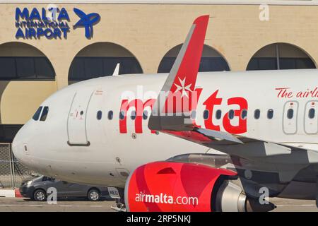 Luqa, Malte - 7 août 2023 : vue rapprochée d'un Airbus A320 Neo d'Air Malta à l'extérieur du terminal de l'aéroport international de l'île. Banque D'Images